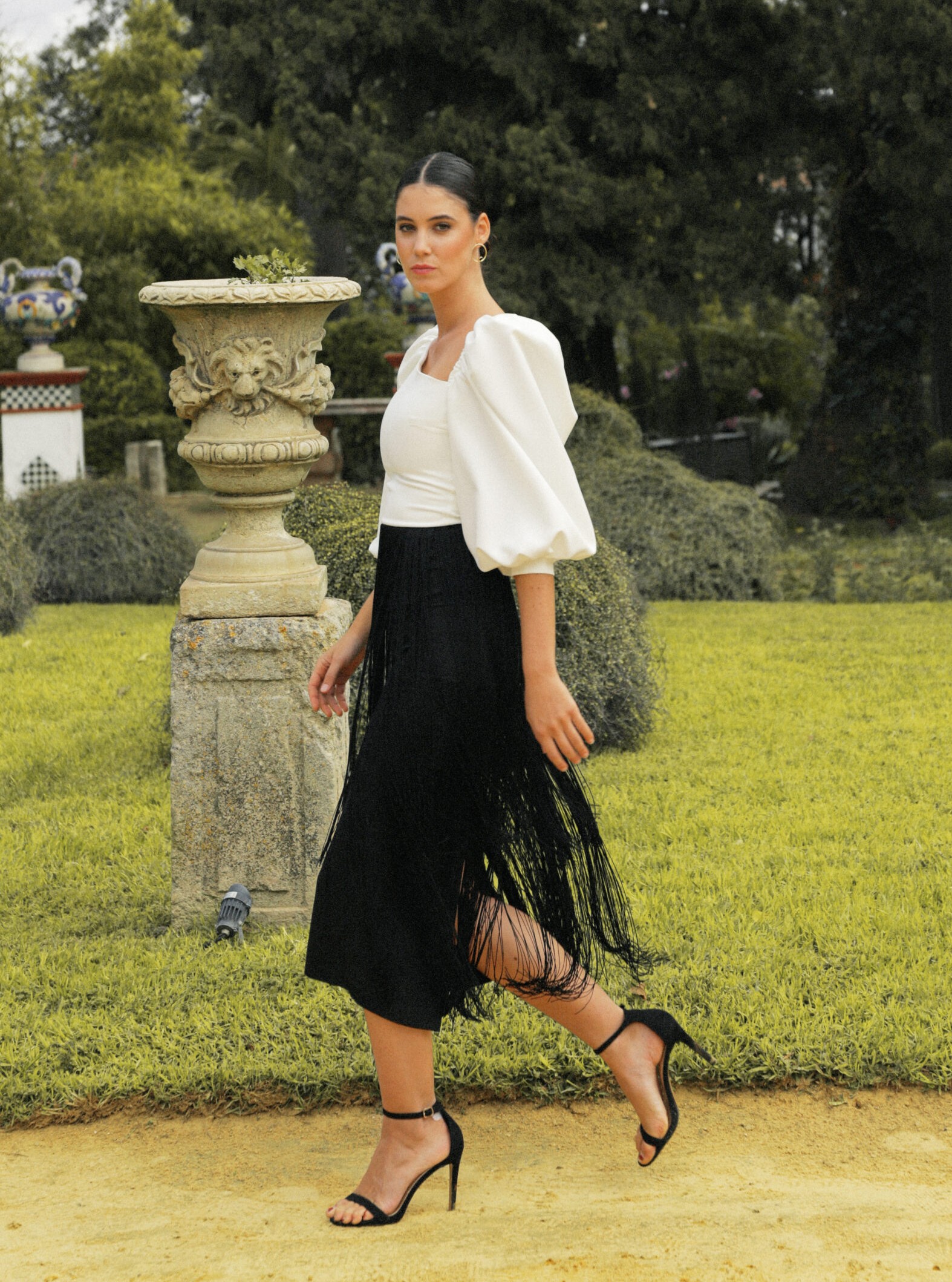 Conjunto blusa manga larga blanca y falda flecos negra - Imagen 4