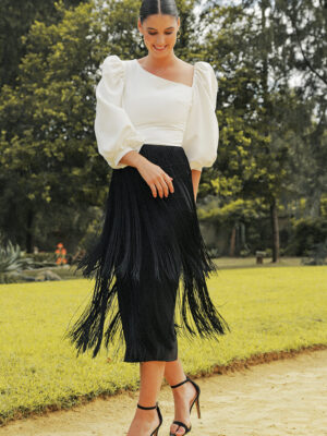 Conjunto blusa manga larga blanca y falda flecos negra