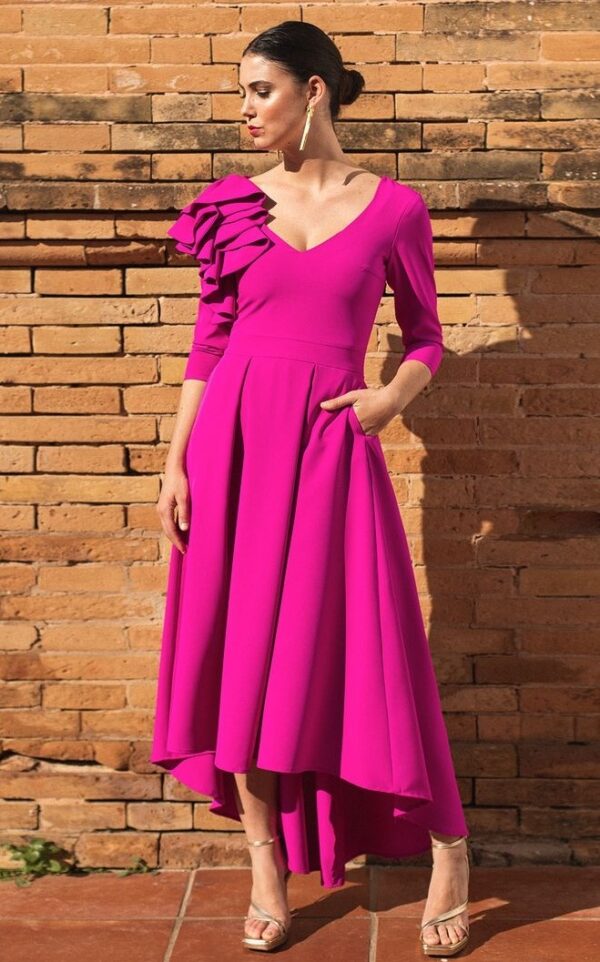 Vestido asimétrico falda vuelo cola fucsia