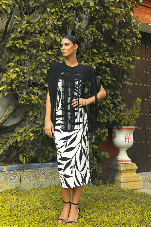 Vestido palabra de honor y sobrecapa flecos - Imagen 2