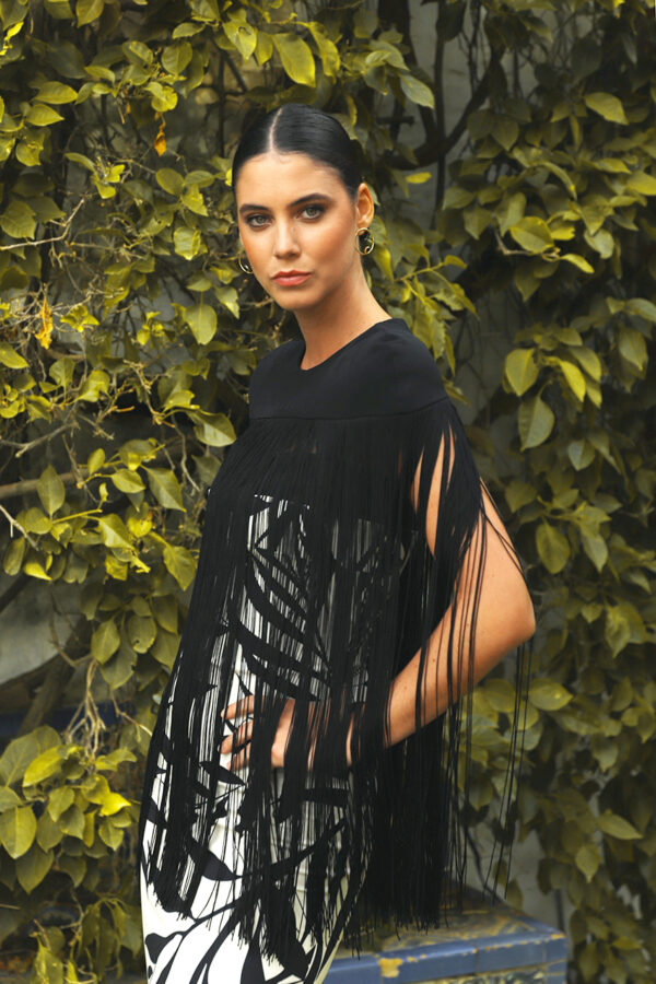 Vestido palabra de honor y sobrecapa flecos - Imagen 4