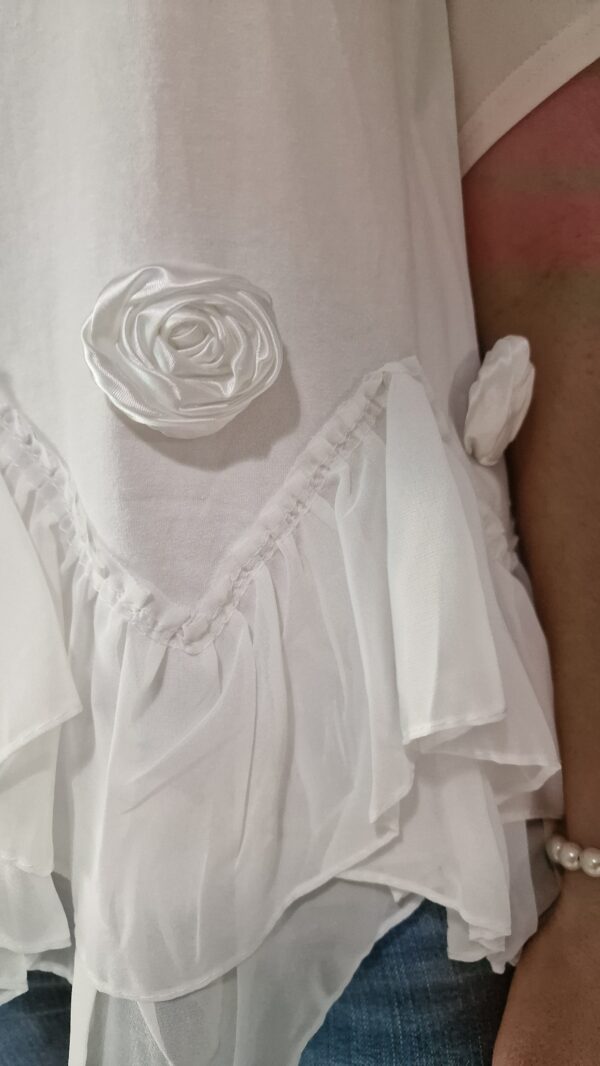 Camiseta detalle bajo tul y rosas blanca - Imagen 4