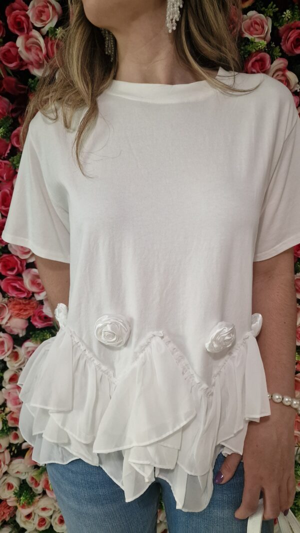Camiseta detalle bajo tul y rosas blanca - Imagen 2