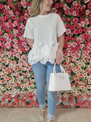 Camiseta detalle bajo tul y rosas blanca
