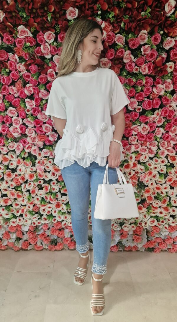 Camiseta detalle bajo tul y rosas blanca