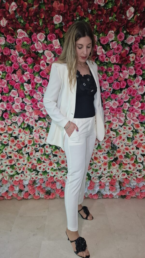 Conjunto chaqueta y pantalón pitillo beige - Imagen 5