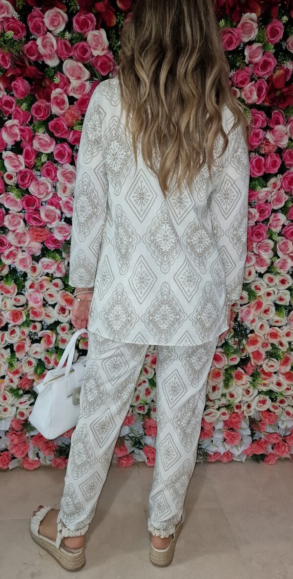 Conjunto sobrecamisa y pantalón estampado rombos beige - Imagen 3