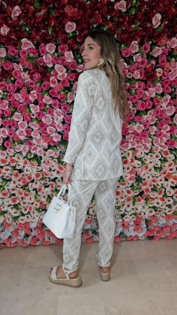 Conjunto sobrecamisa y pantalón estampado rombos beige - Imagen 2