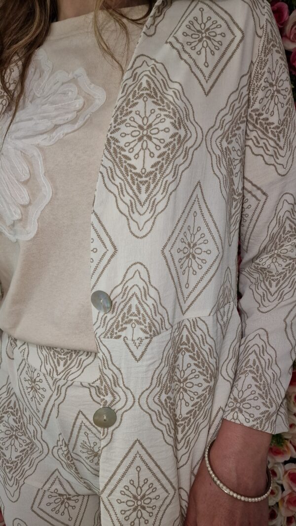 Conjunto sobrecamisa y pantalón estampado rombos beige - Imagen 6