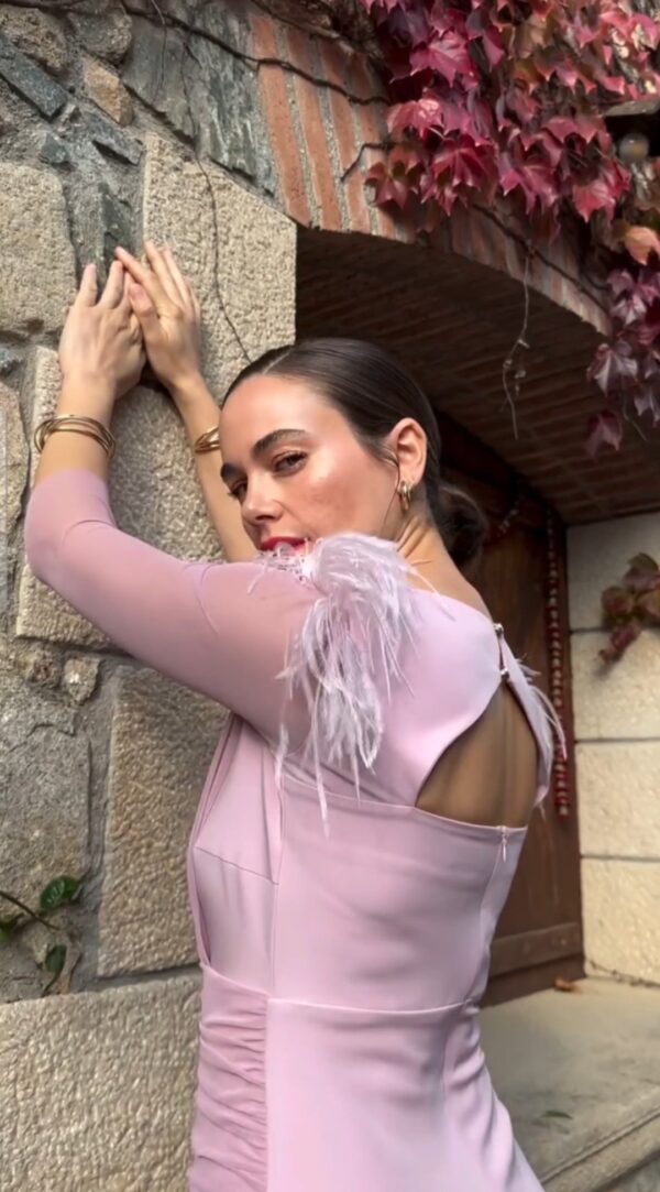 Vestido combinado cuerpo tul detalle plumas hombros - Imagen 5
