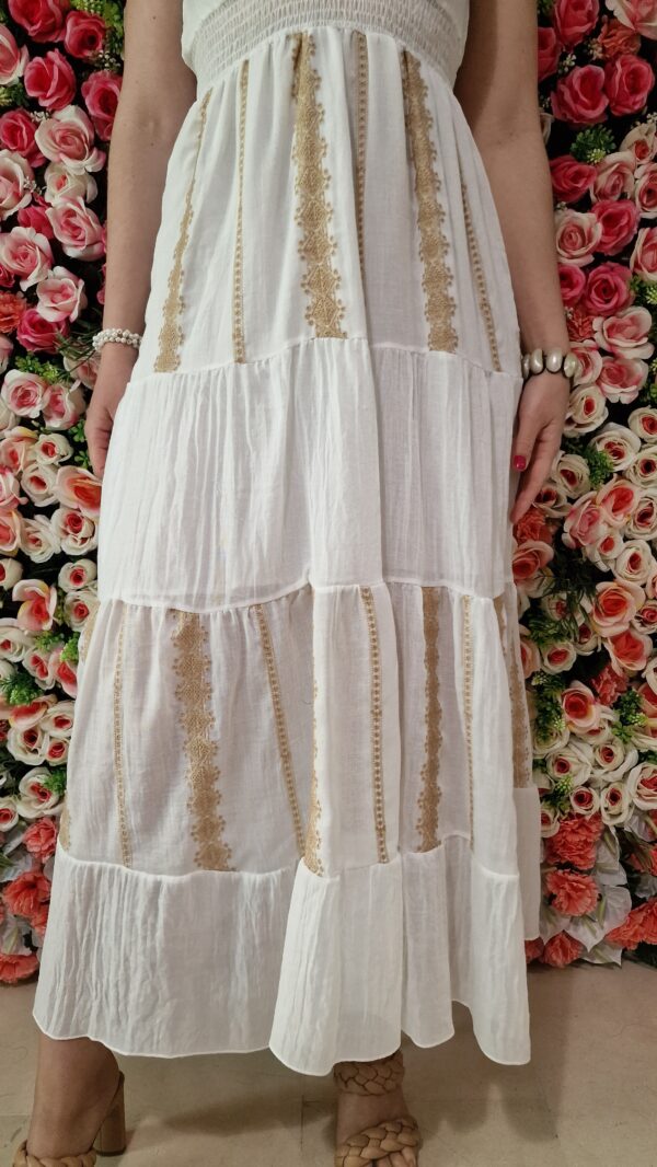 Vestido largo escote cruzado volantes detalles encaje beige - Imagen 4