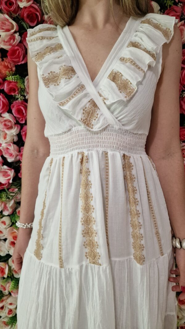 Vestido largo escote cruzado volantes detalles encaje beige - Imagen 5