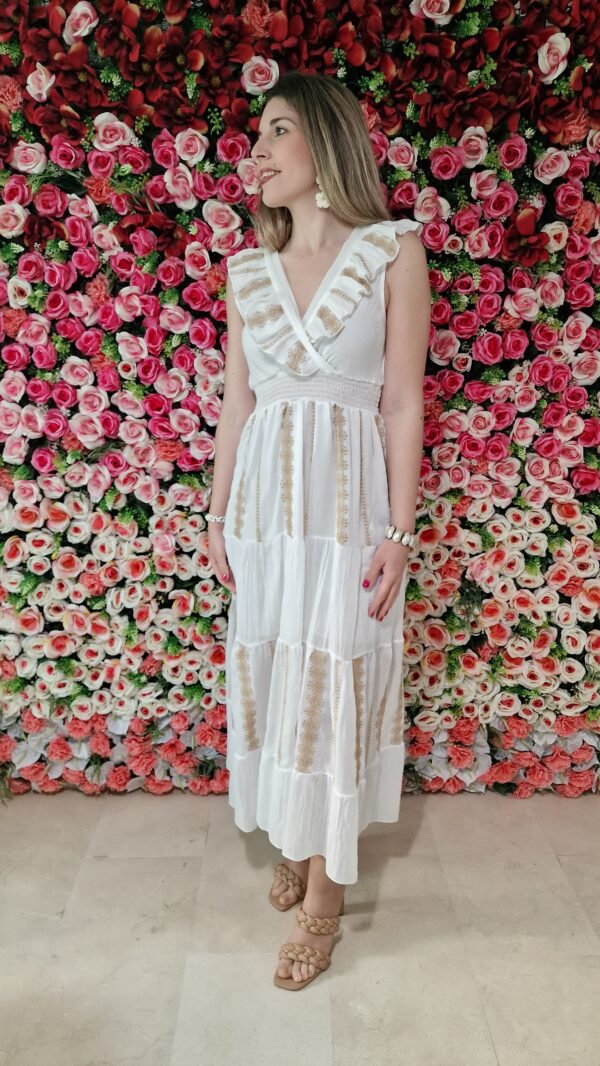 Vestido largo escote cruzado volantes detalles encaje beige - Imagen 3
