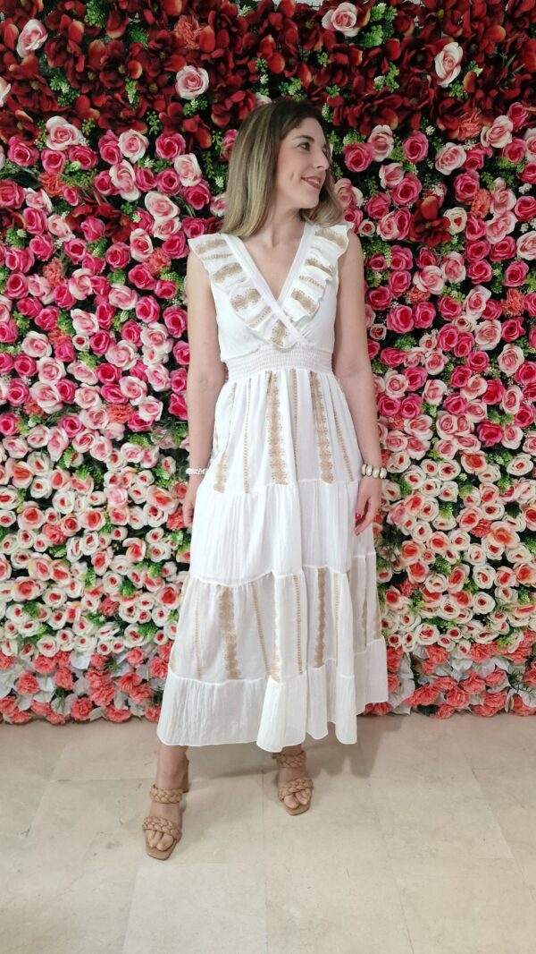 Vestido largo escote cruzado volantes detalles encaje beige