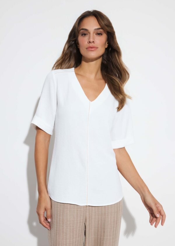 Blusa detalle costura hombros y frontal blanca