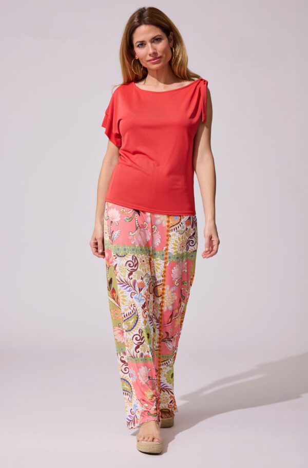 Conjunto blusa y pantalón estampado floral detalle crochet escote - Imagen 3