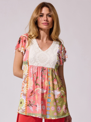 Conjunto blusa y pantalón estampado floral detalle crochet escote