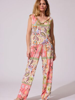 Conjunto blusa y pantalón estampado floral detalle crochet espalda