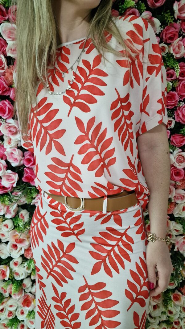 Conjunto camiseta y falda estampado hojas coral - Imagen 2