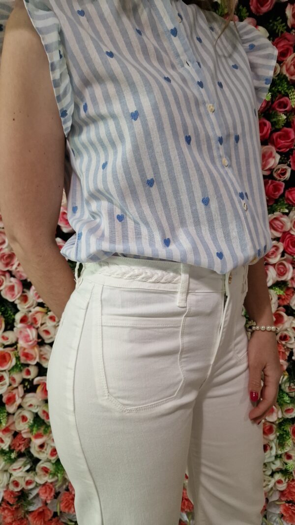 Camisa rayas celeste detalle corazones cuello - Imagen 3