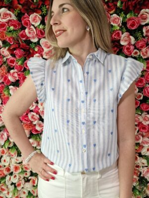 Camisa rayas celeste detalle corazones cuello