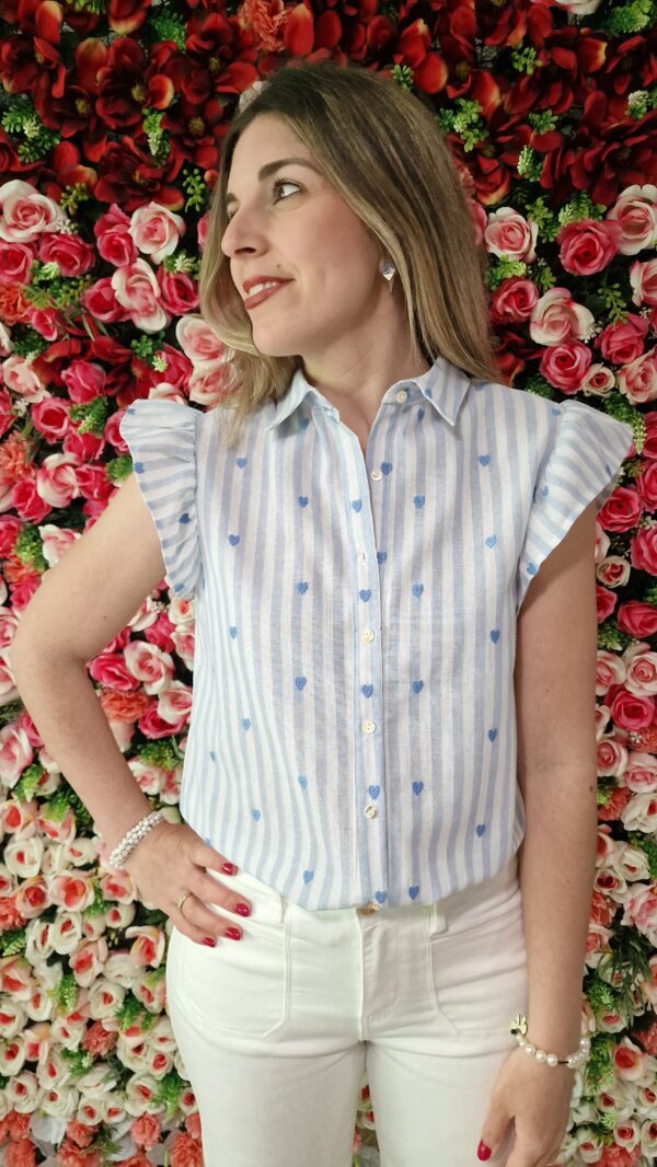Camisa rayas celeste detalle corazones cuello