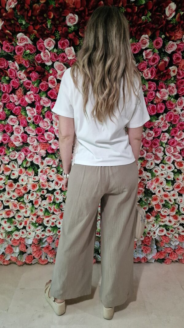 Pantalón efecto lino detalle hojas relieve kaki - Imagen 4