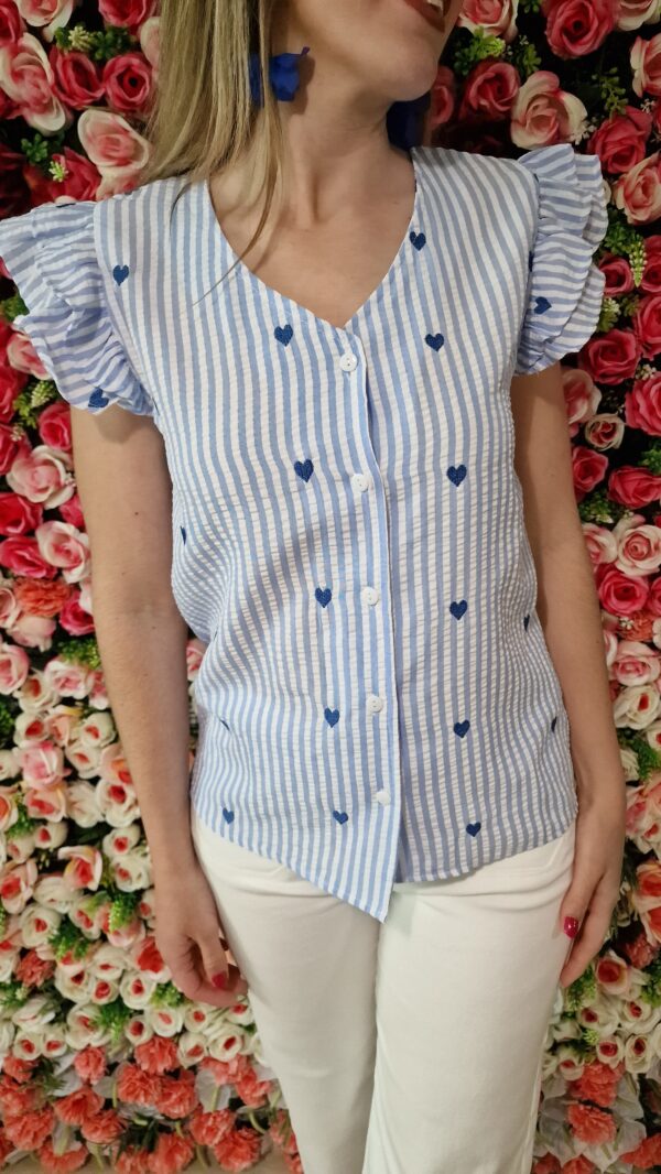 Camisa rayas celeste detalle corazones escote pico
