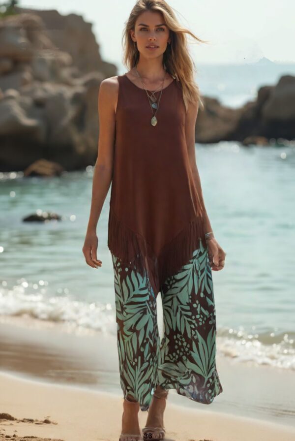 Conjunto top flecos marrón y pantalón estampado hojas verde agua y mar