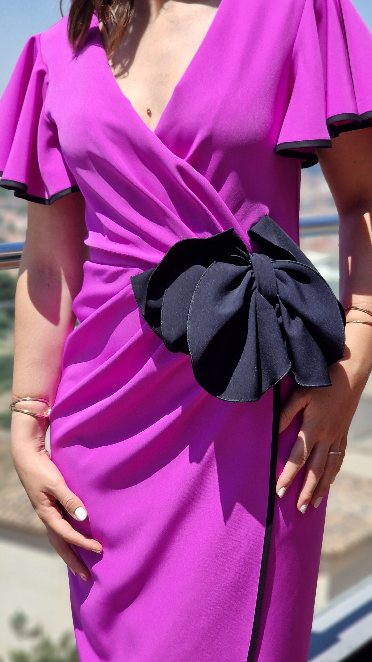Vestido cruzado detalle moña costado y vivos buganvilla - Imagen 4