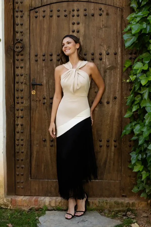 Vestido halter nudo cuello beige falda flecos negra