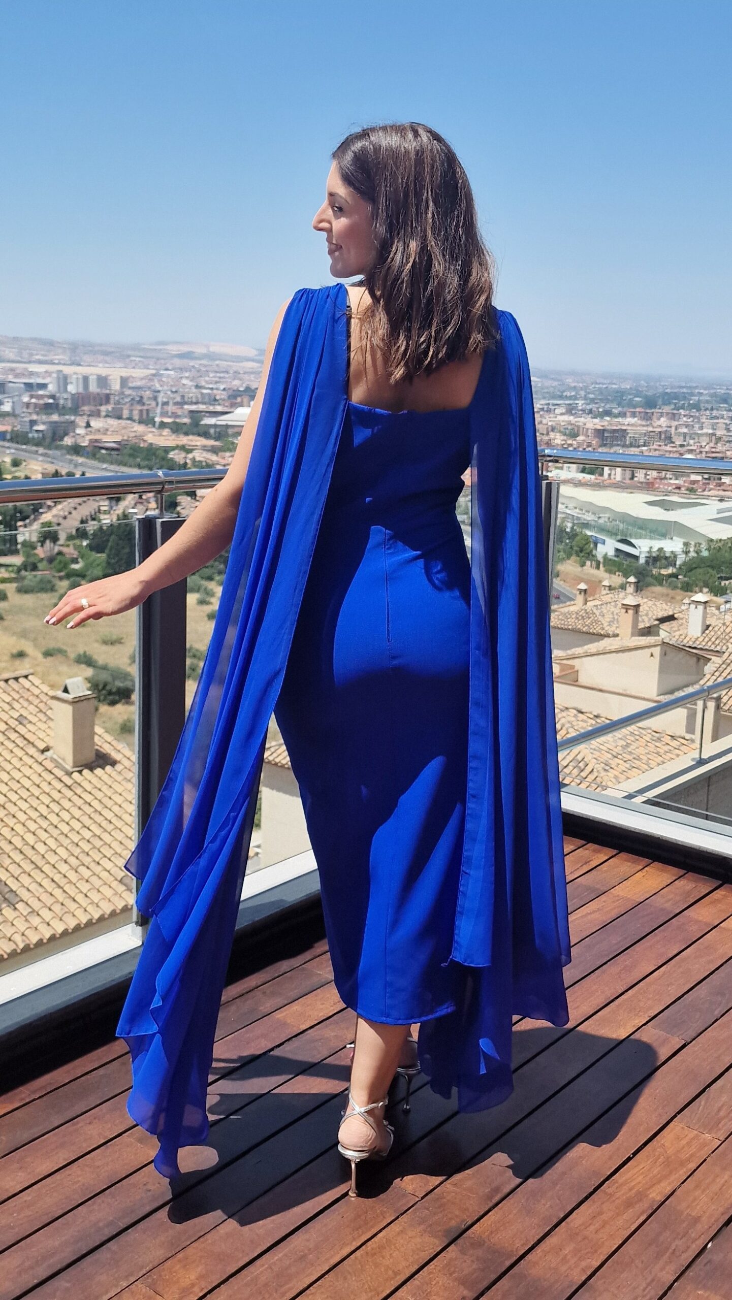 Vestido escote V detalle capa gasa