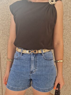 Camiseta asimétrica detalle broche hombro