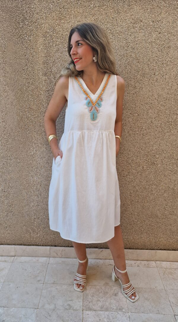 Vestido corto detalle pedreria cuello con bolsillos