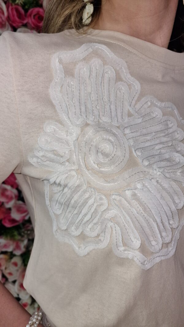 Camiseta flor relieve - Imagen 3