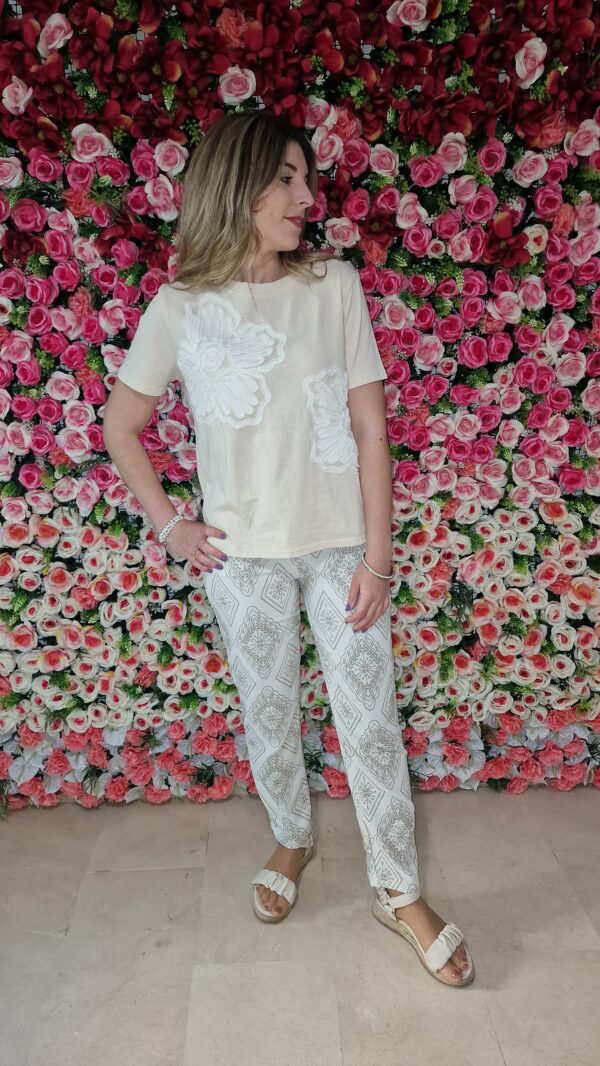 Camiseta flor relieve - Imagen 2