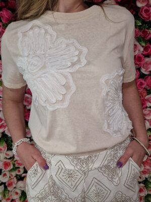 Camiseta flor relieve