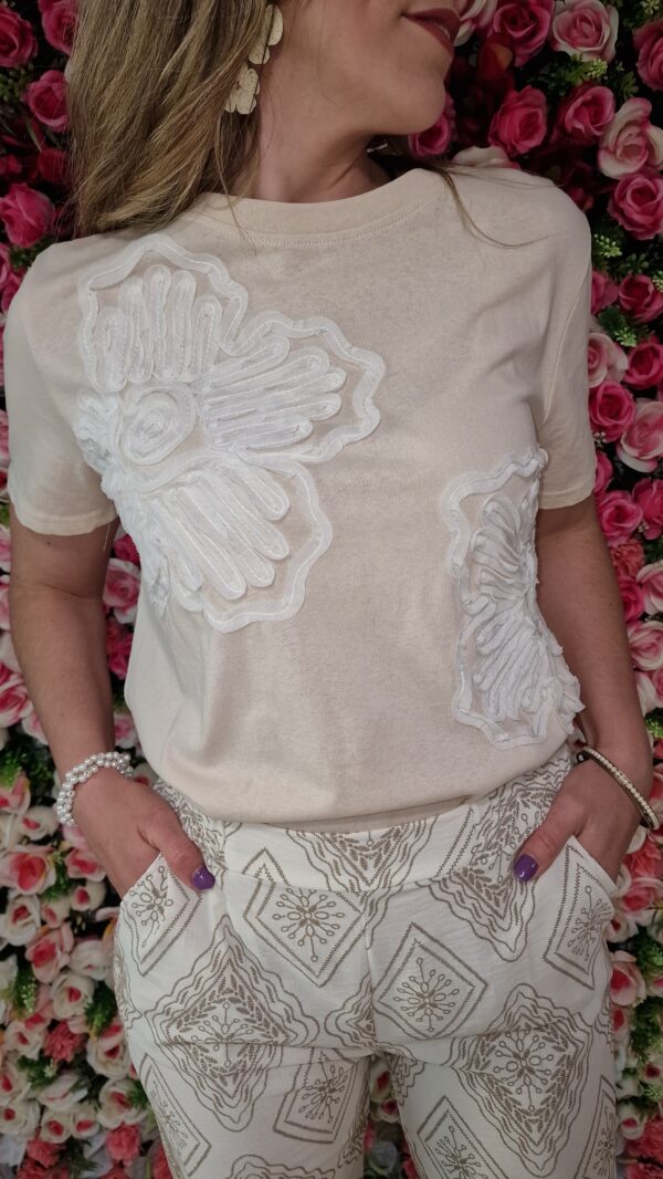 Camiseta flor relieve