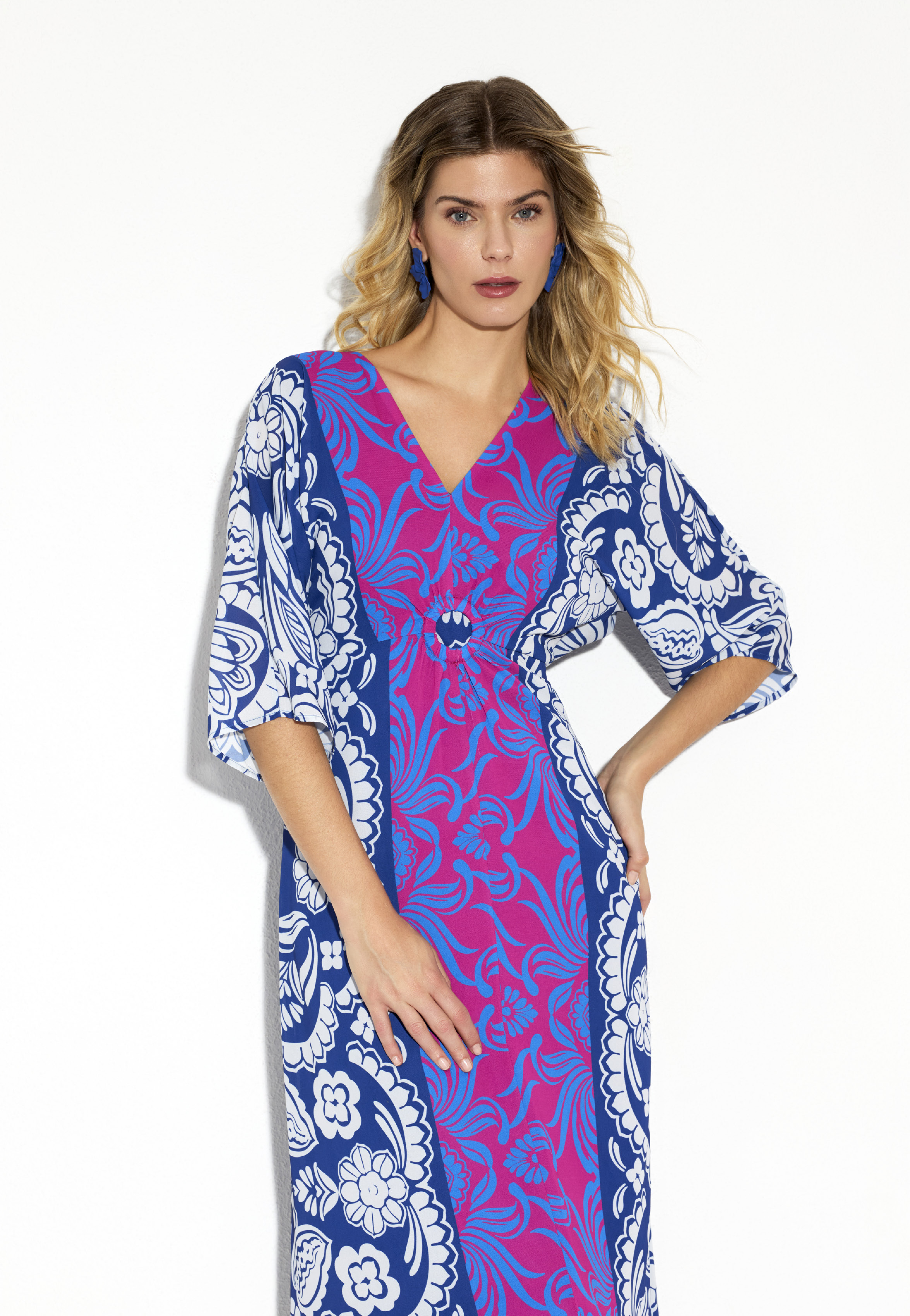 Vestido gasa estampado blanco y azul cenefa fucsia
