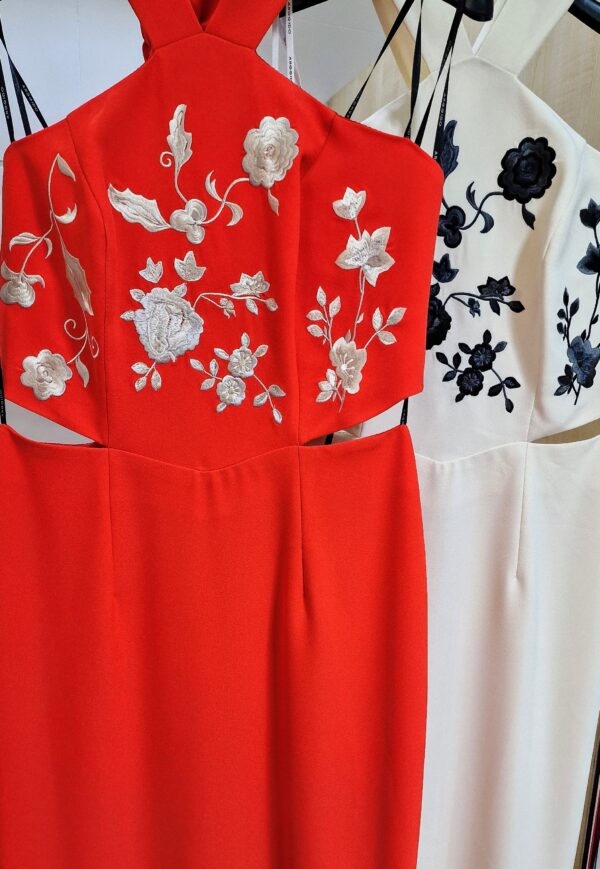 Vestido detalle flores corpiño atado al cuello naranja y crudo - Imagen 6