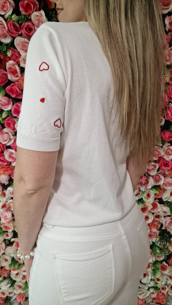 Camiseta punto manga corta corazones rojos bordados - Imagen 3