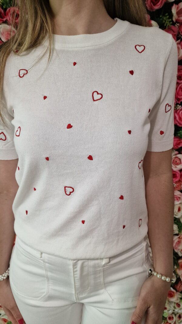 Camiseta punto manga corta corazones rojos bordados - Imagen 2