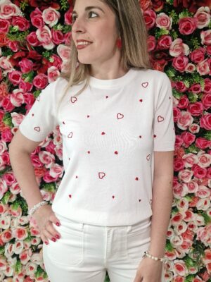 Camiseta punto manga corta corazones rojos bordados