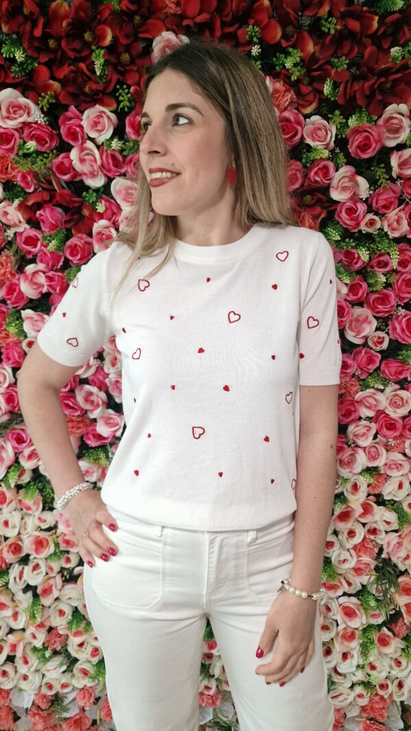 Camiseta punto manga corta corazones rojos bordados