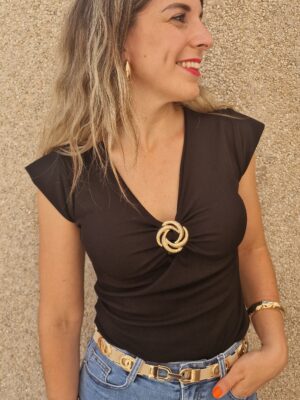 Camiseta detalle broche dorado escote