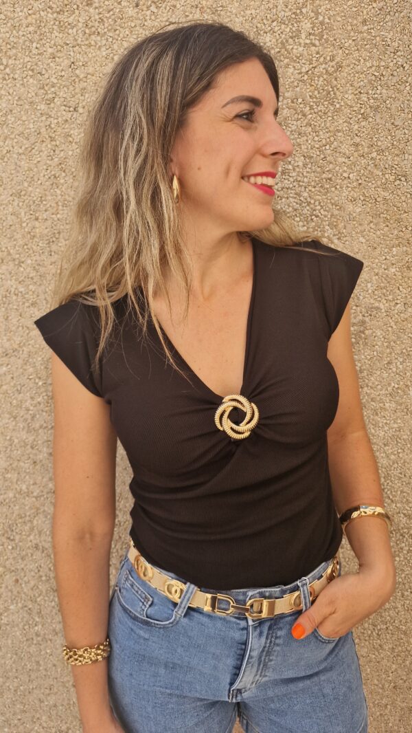 Camiseta detalle broche dorado escote