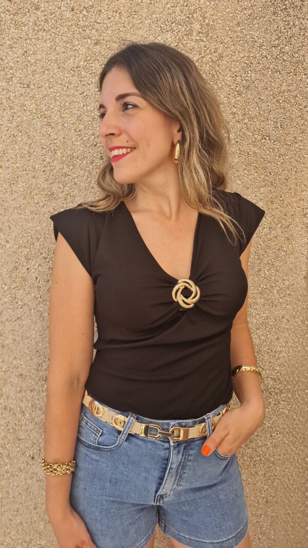 Camiseta detalle broche dorado escote - Imagen 2