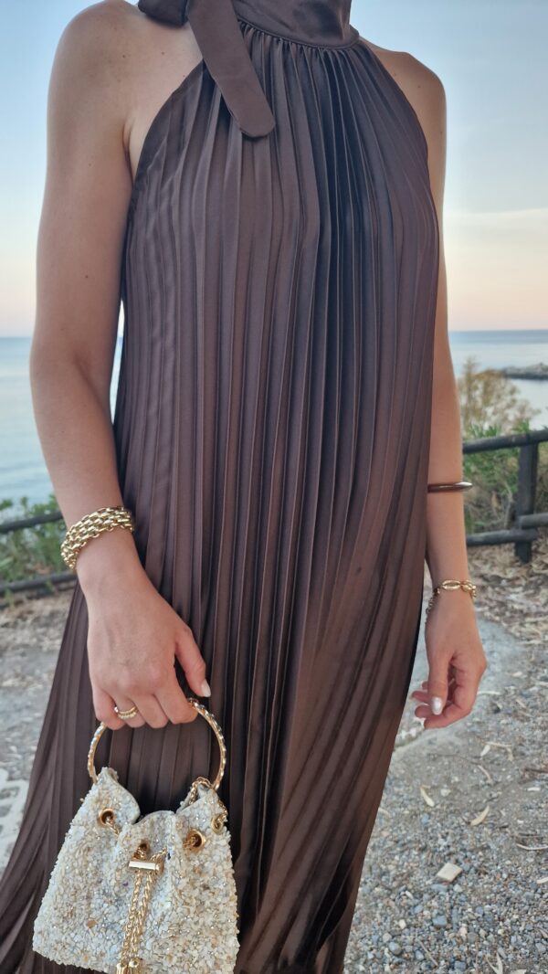 Vestido largo halter lazada cuello plisado - Imagen 4