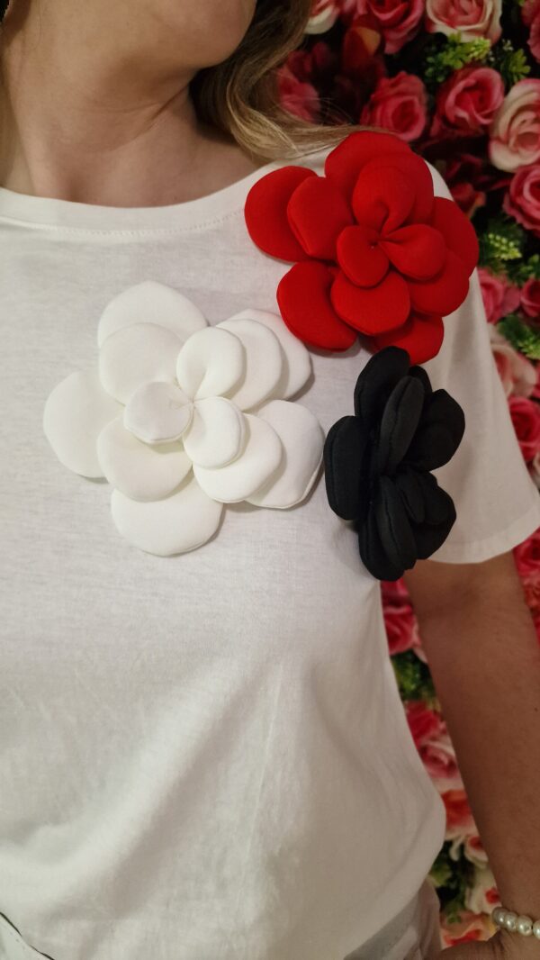 Camiseta flores roja, negra y blanca - Imagen 3