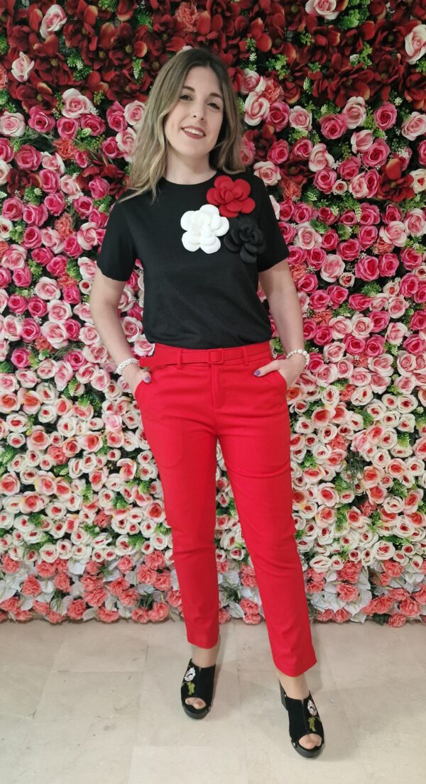 Camiseta flores roja, negra y blanca - Imagen 4